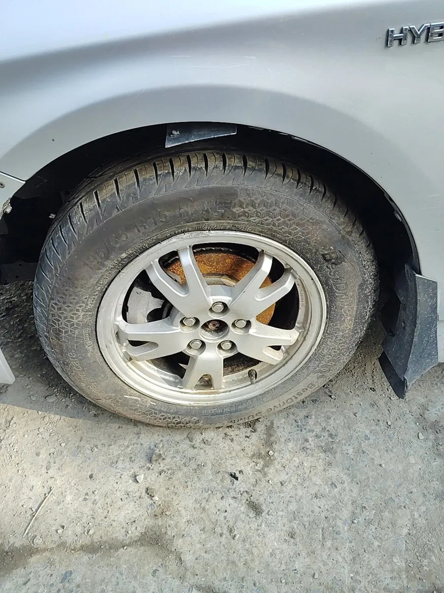 Breaking Toyota Prius 2012 hybrid - Image 3