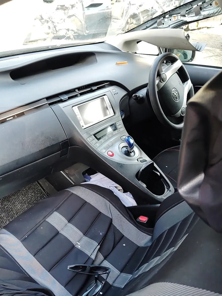 Breaking Toyota Prius 2012 hybrid - Image 4