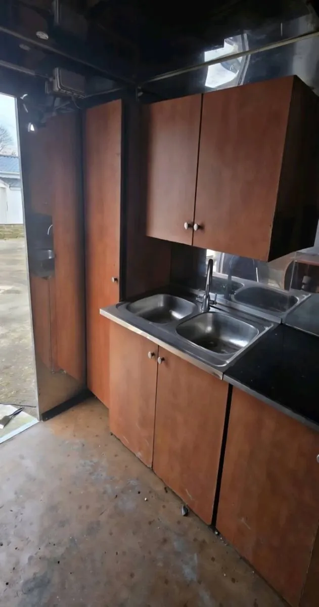 Stainless Steel Food Trailer 4m – Grate Base - Image 4