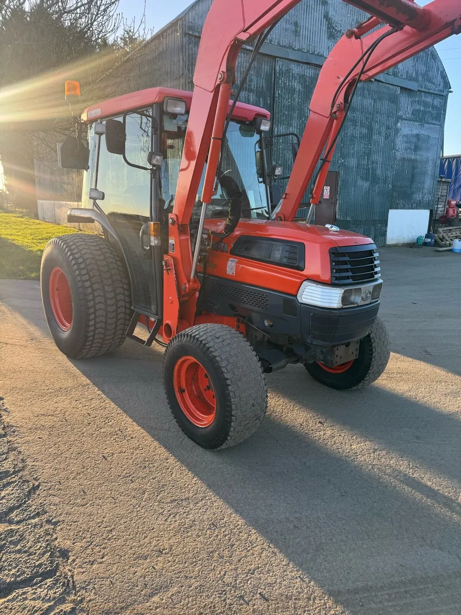 Kubota Compact Tractor with Front Loader - Image 3