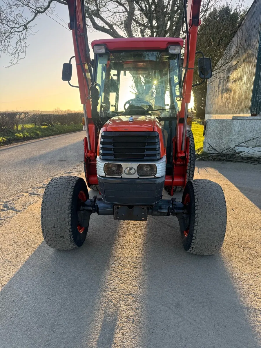 Kubota Compact Tractor with Front Loader - Image 2