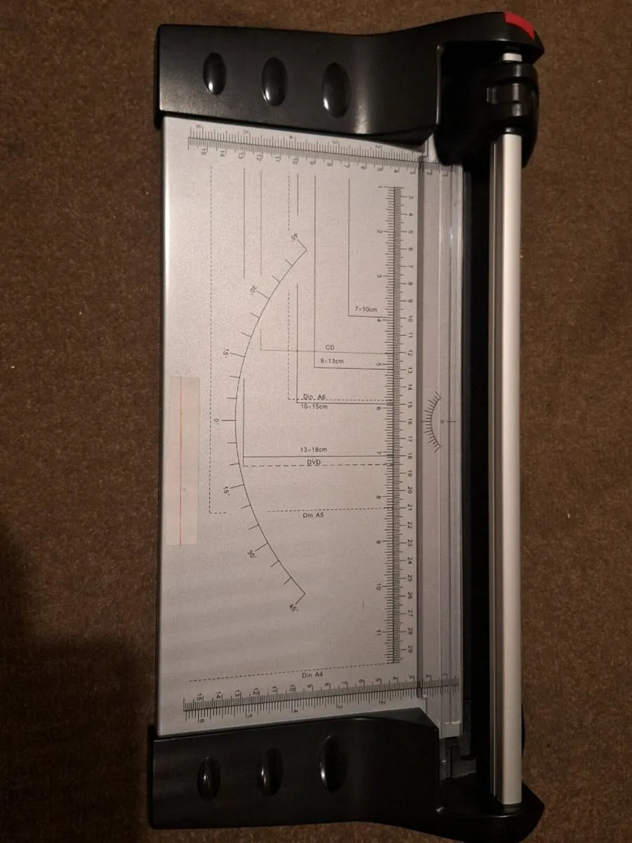 Rotary paper cutter
