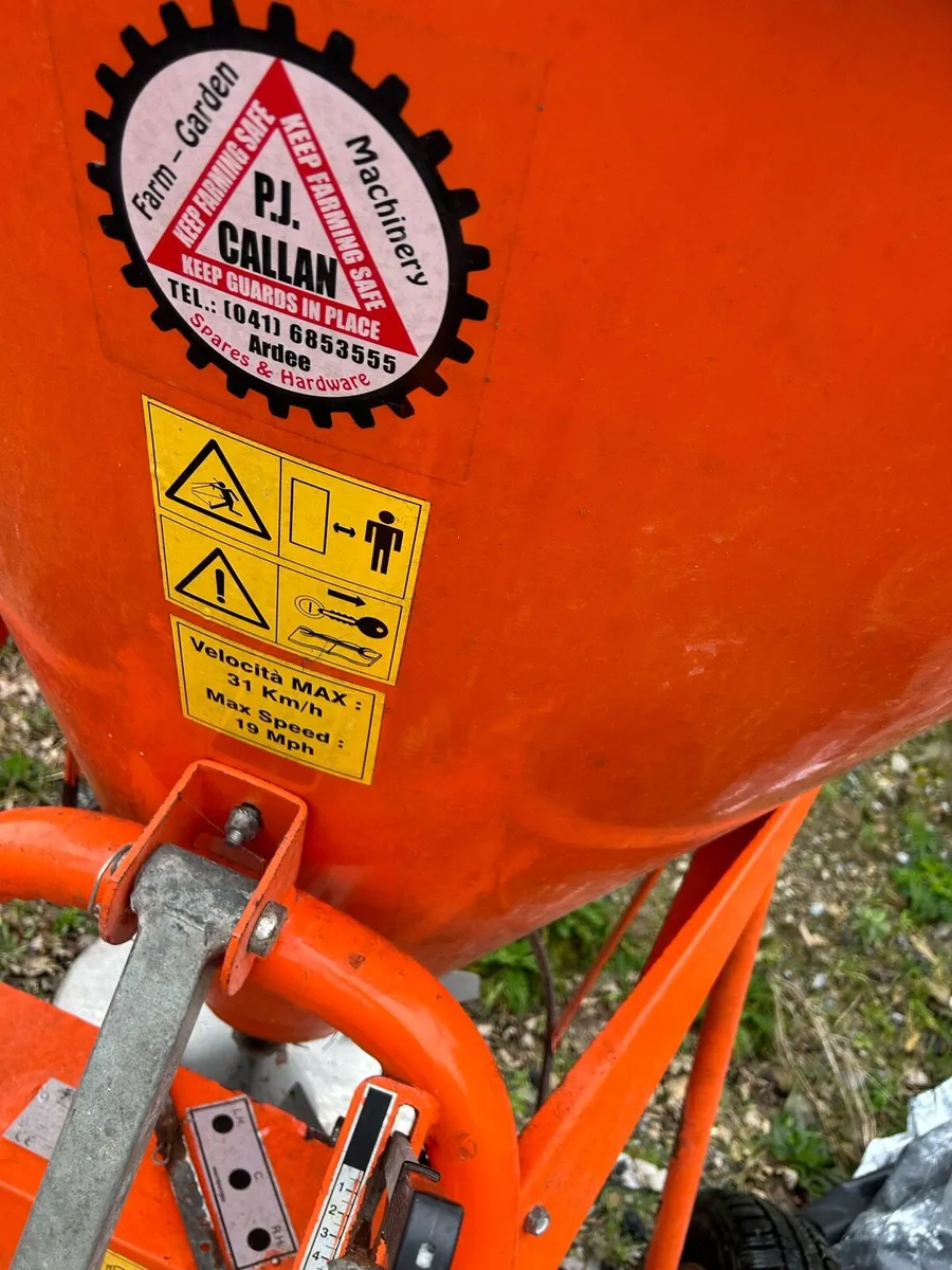 Fertiliser spreader tow behind - Image 4