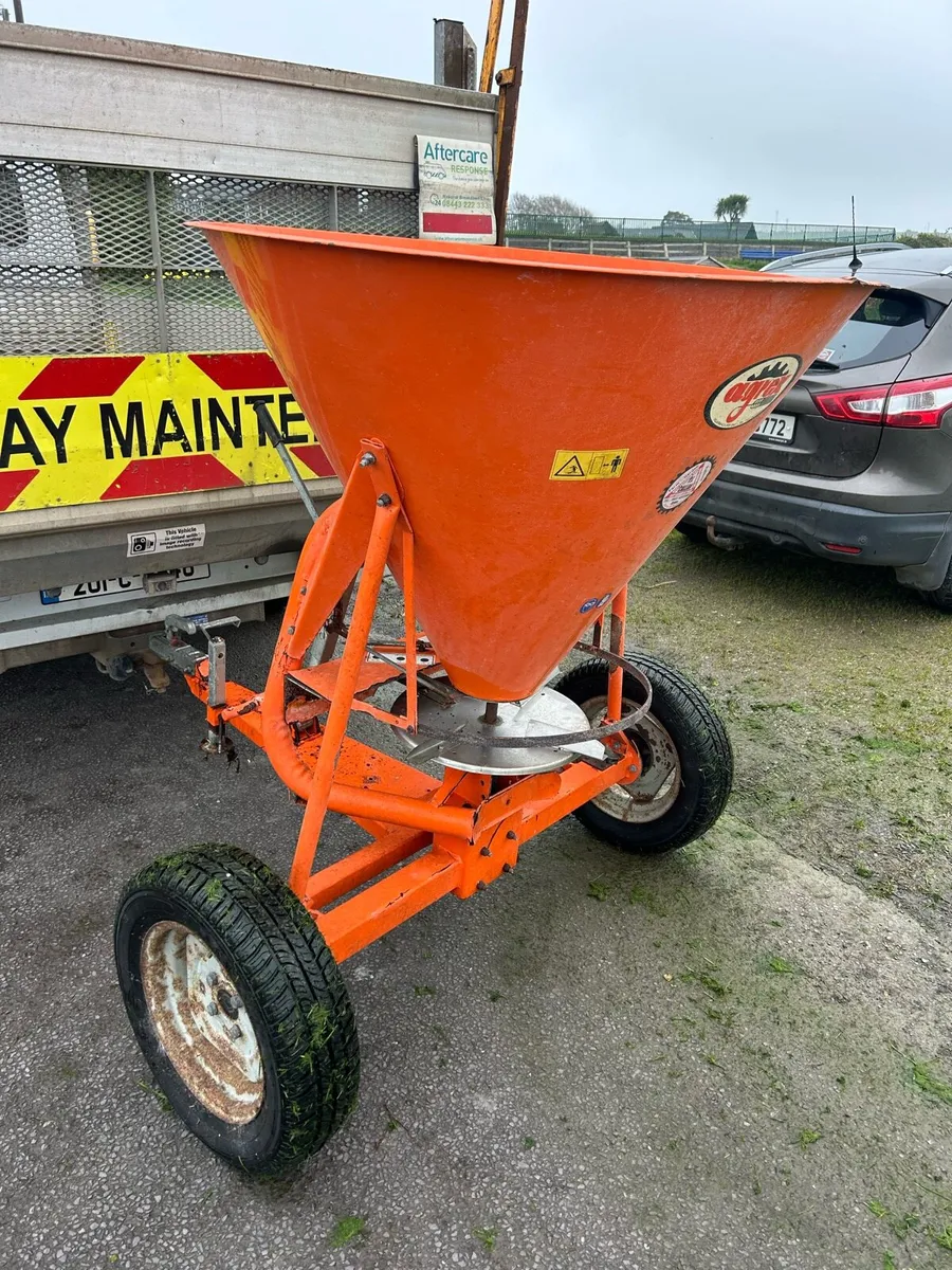 Fertiliser spreader tow behind - Image 1