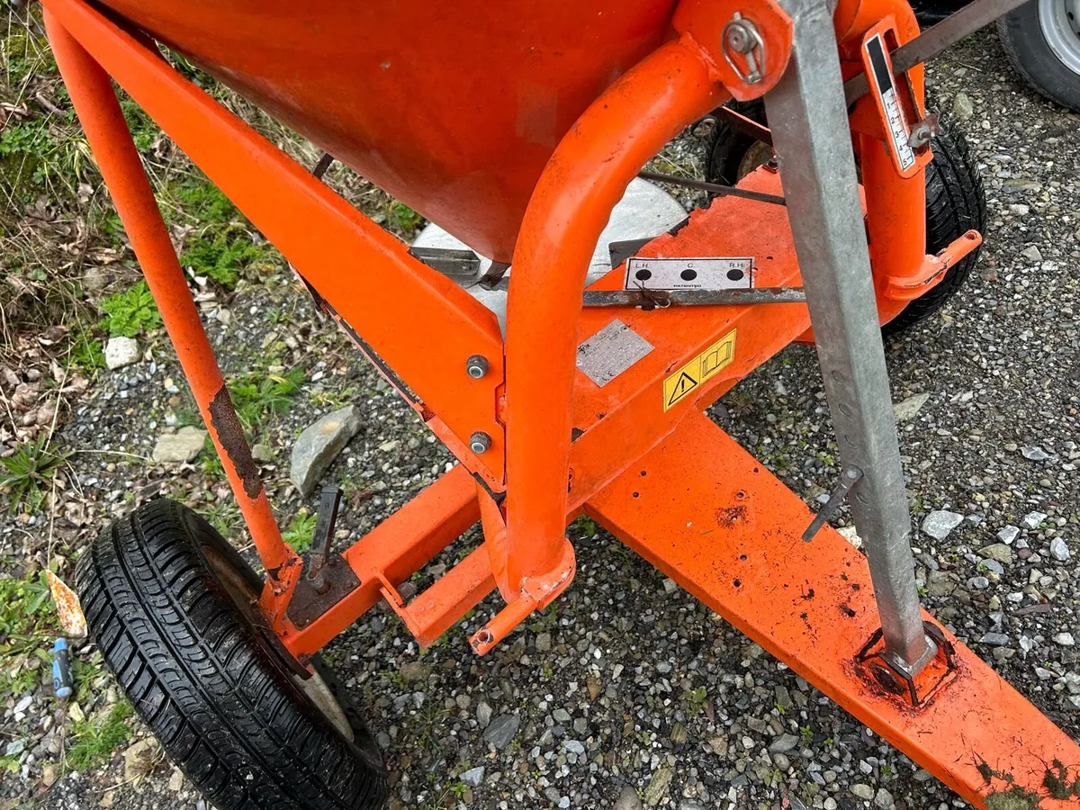 Fertiliser spreader tow behind - Image 2