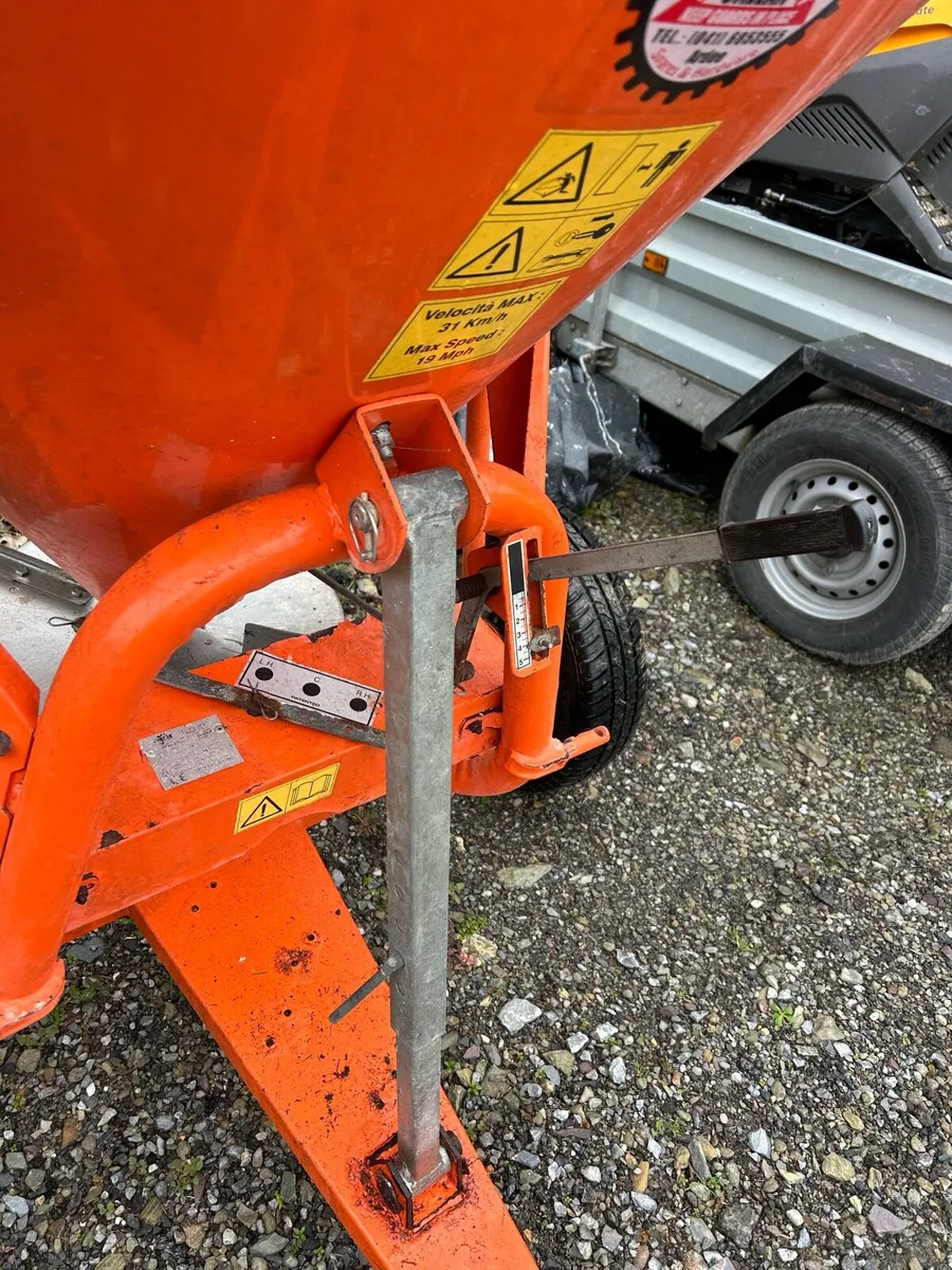 Fertiliser spreader tow behind - Image 3