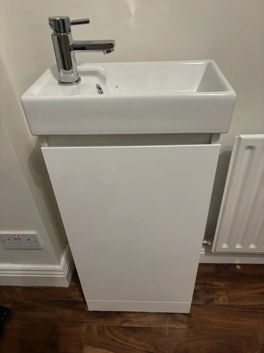 Bathroom sink - Image 1