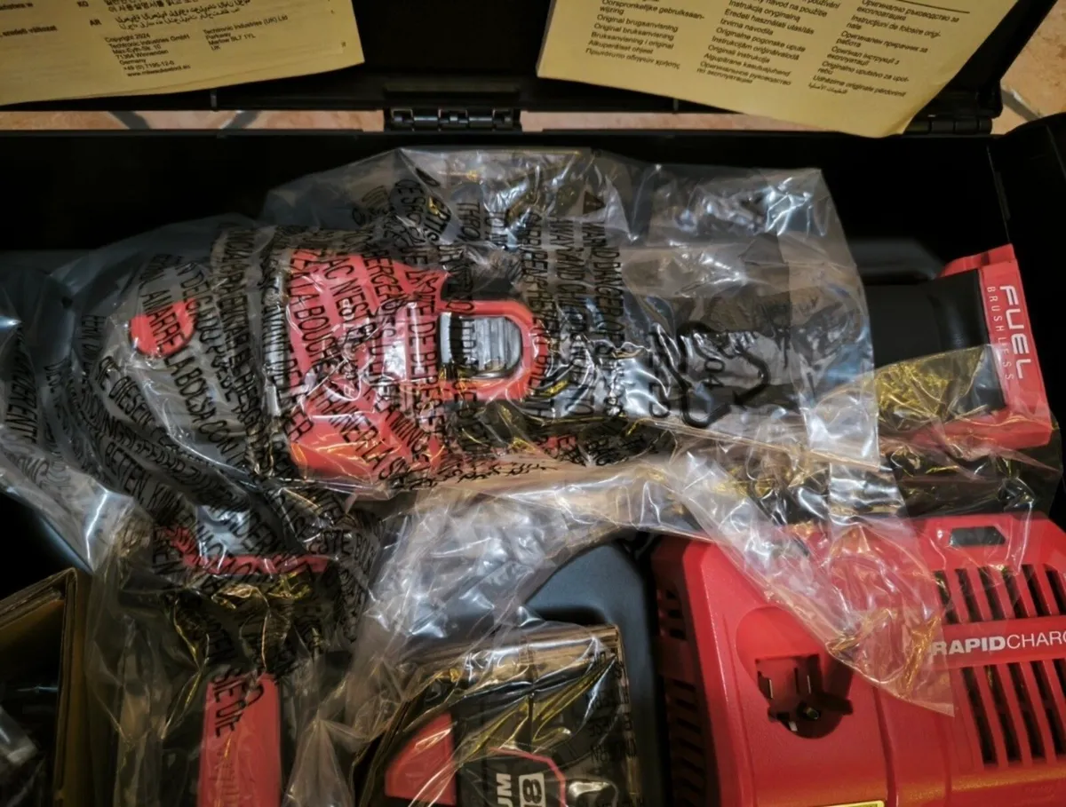 Milwaukee M18Fuel Grinder, 5ah Battery and Charger - Image 4