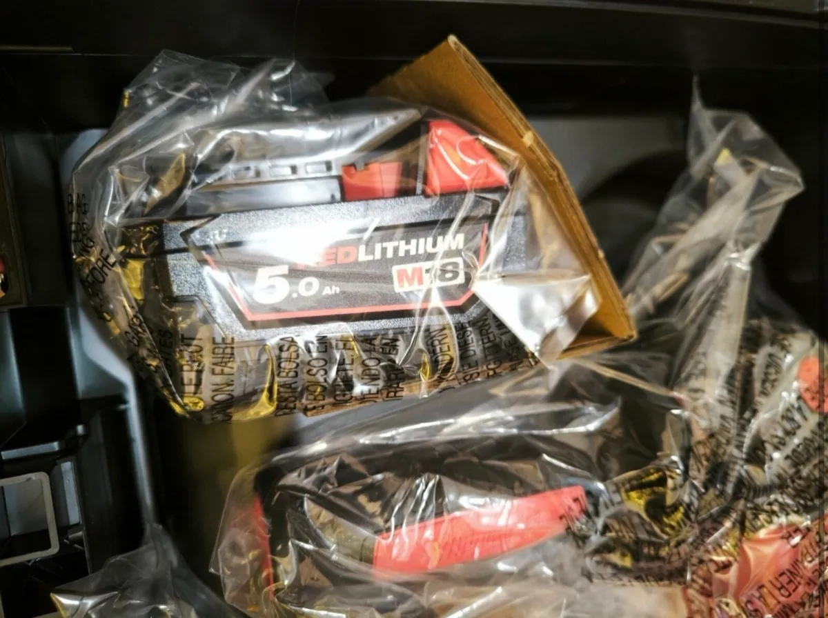 Milwaukee M18Fuel Grinder, 5ah Battery and Charger - Image 3