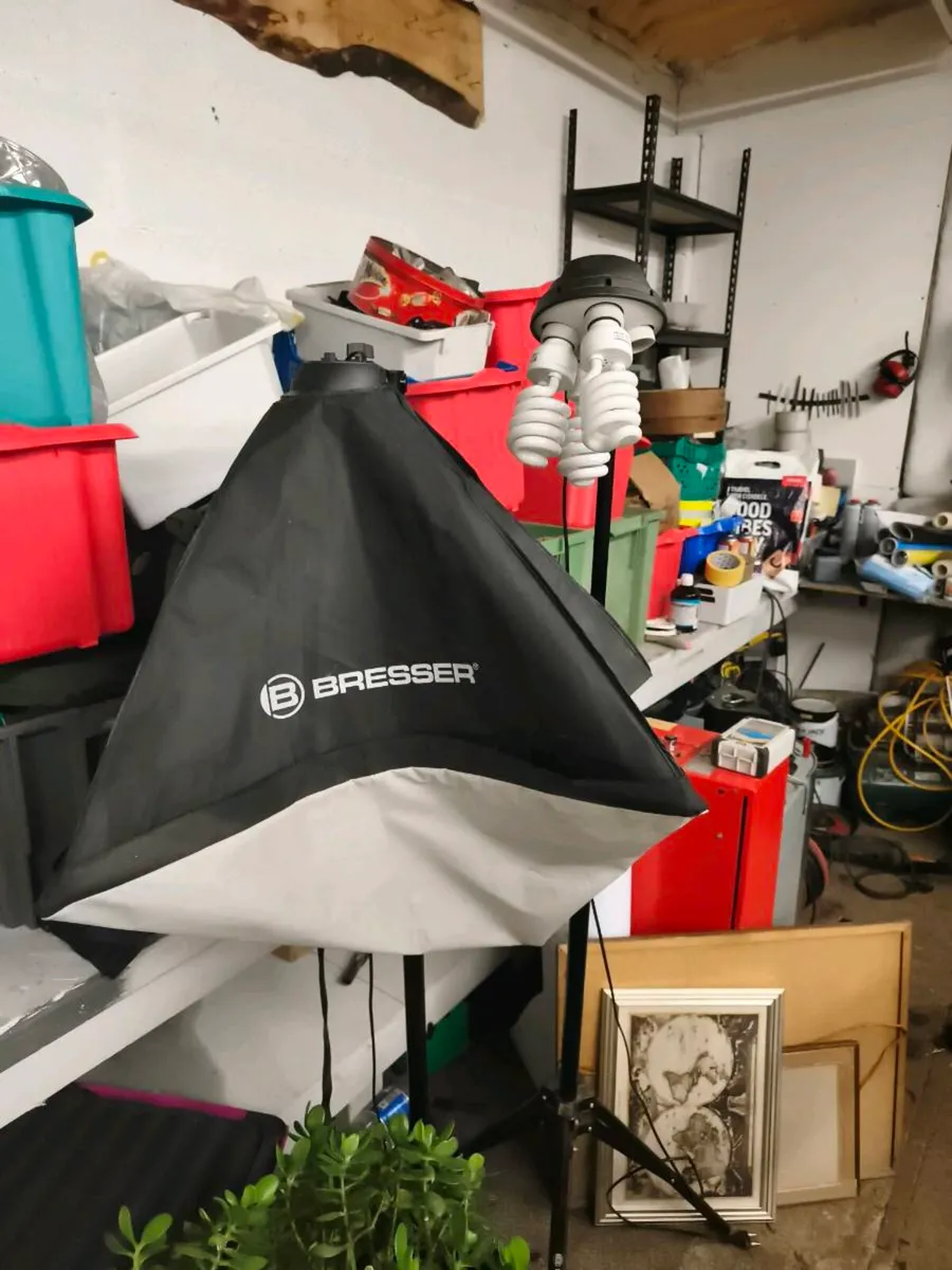 Dresser photo lights with difusers