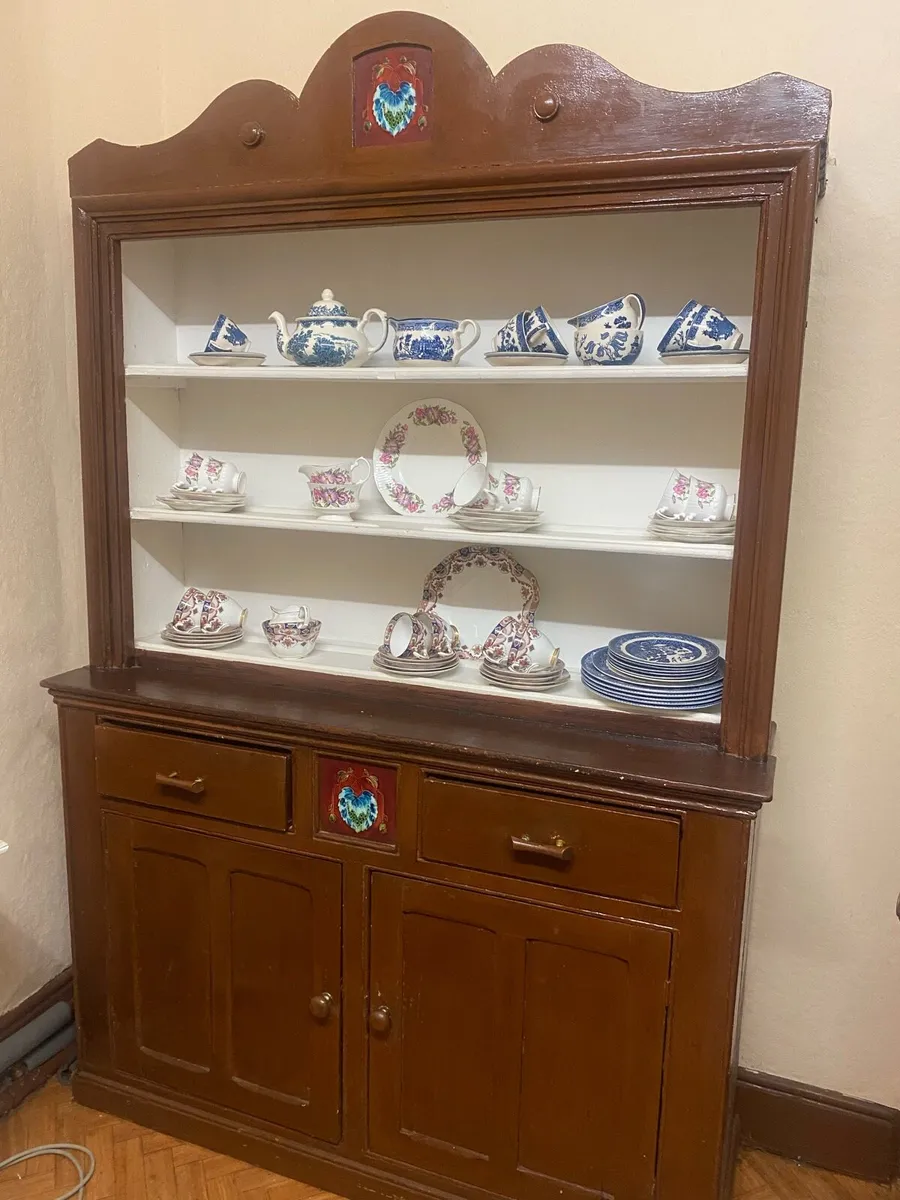 Vintage country-style china display cabinet/hutch - Image 1