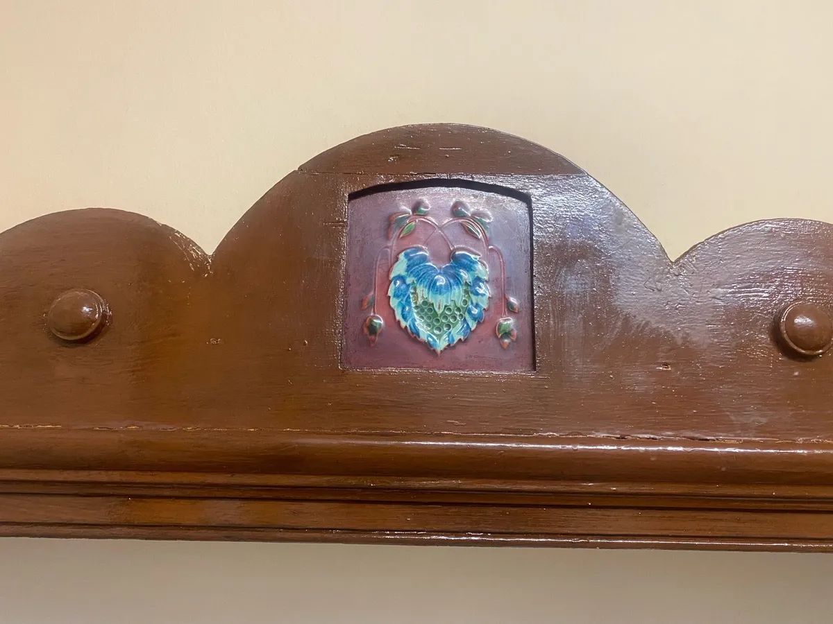 Vintage country-style china display cabinet/hutch - Image 2