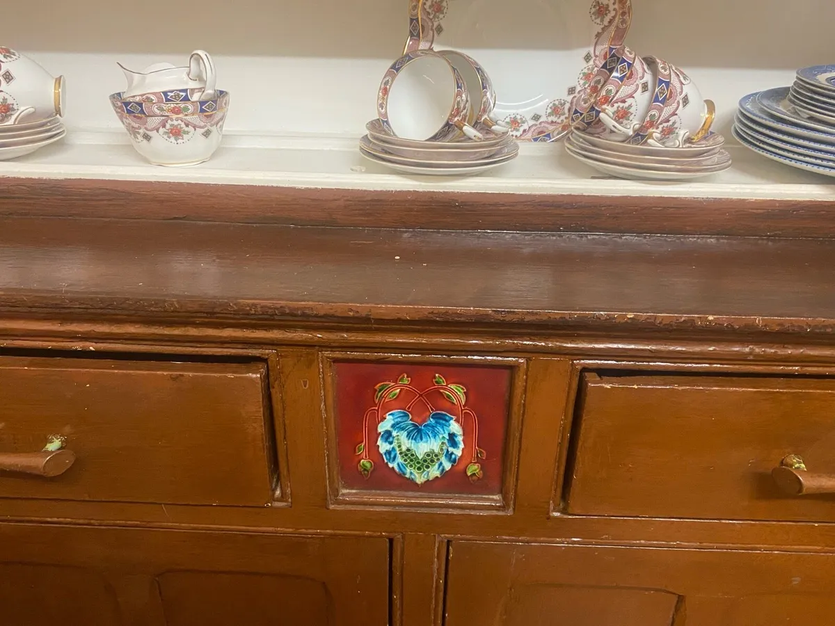 Vintage country-style china display cabinet/hutch - Image 3