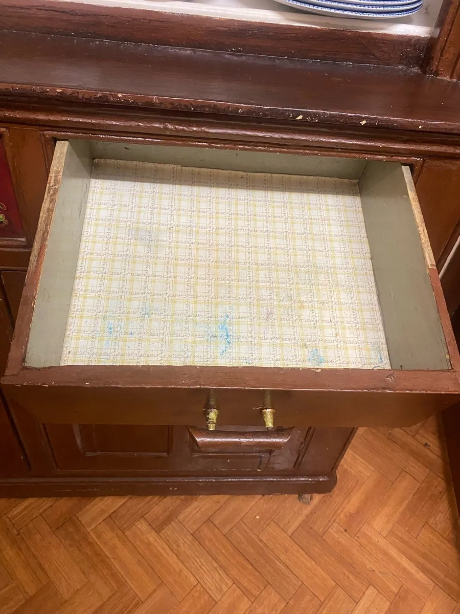 Vintage country-style china display cabinet/hutch - Image 4