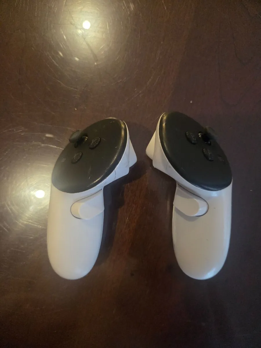 Meta Quest VR headset - Image 4