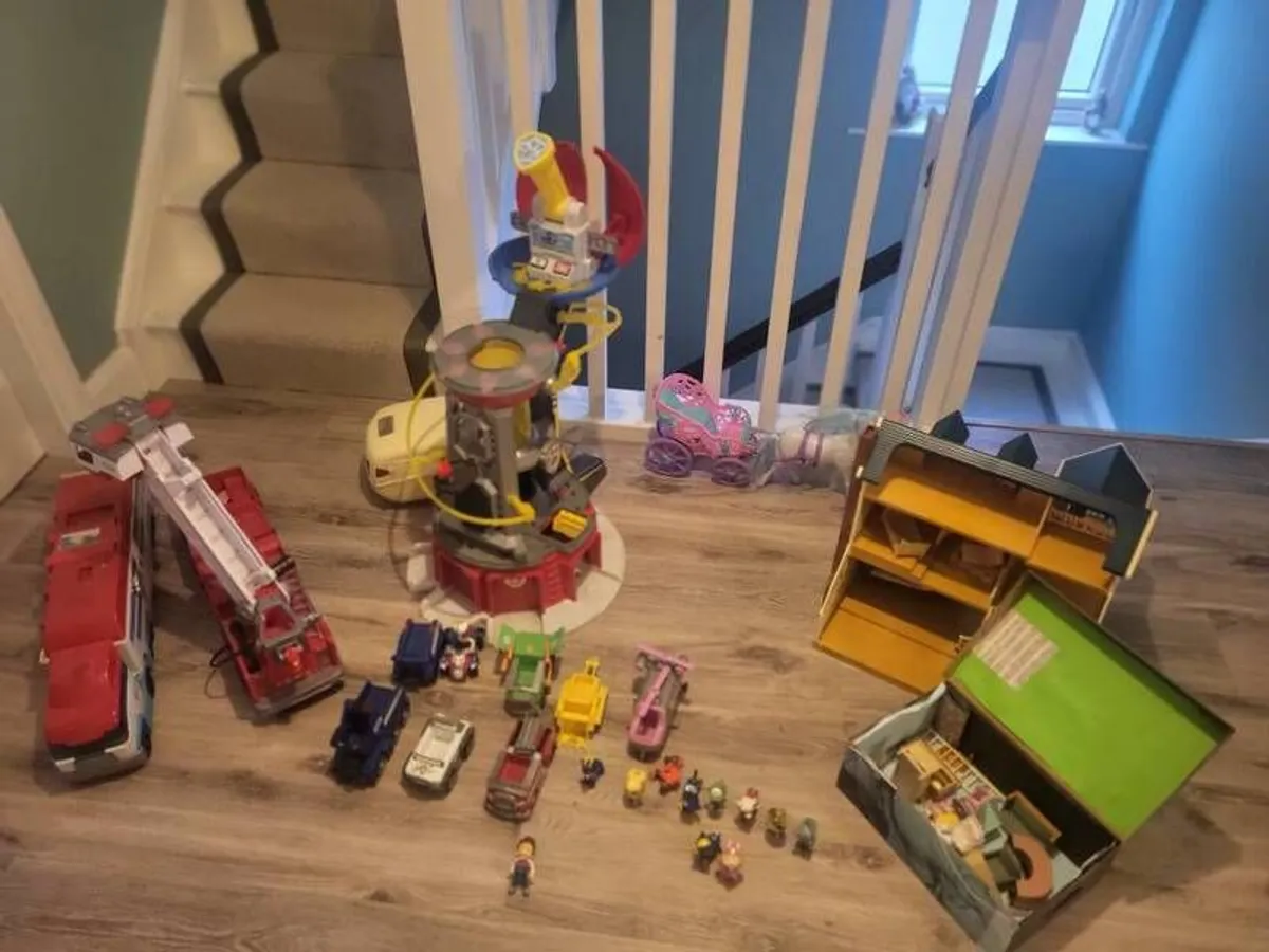 Toy bundle paw patrol and doll house - Image 1
