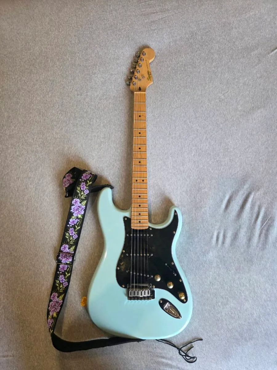 Eletric guitar + Accessories- trade accept - Image 2