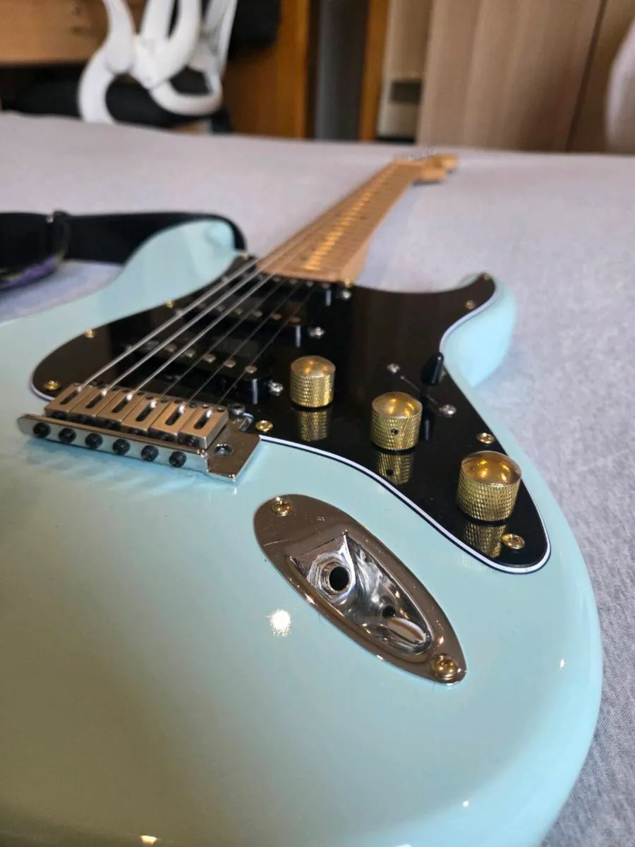 Eletric guitar + Accessories- trade accept - Image 3