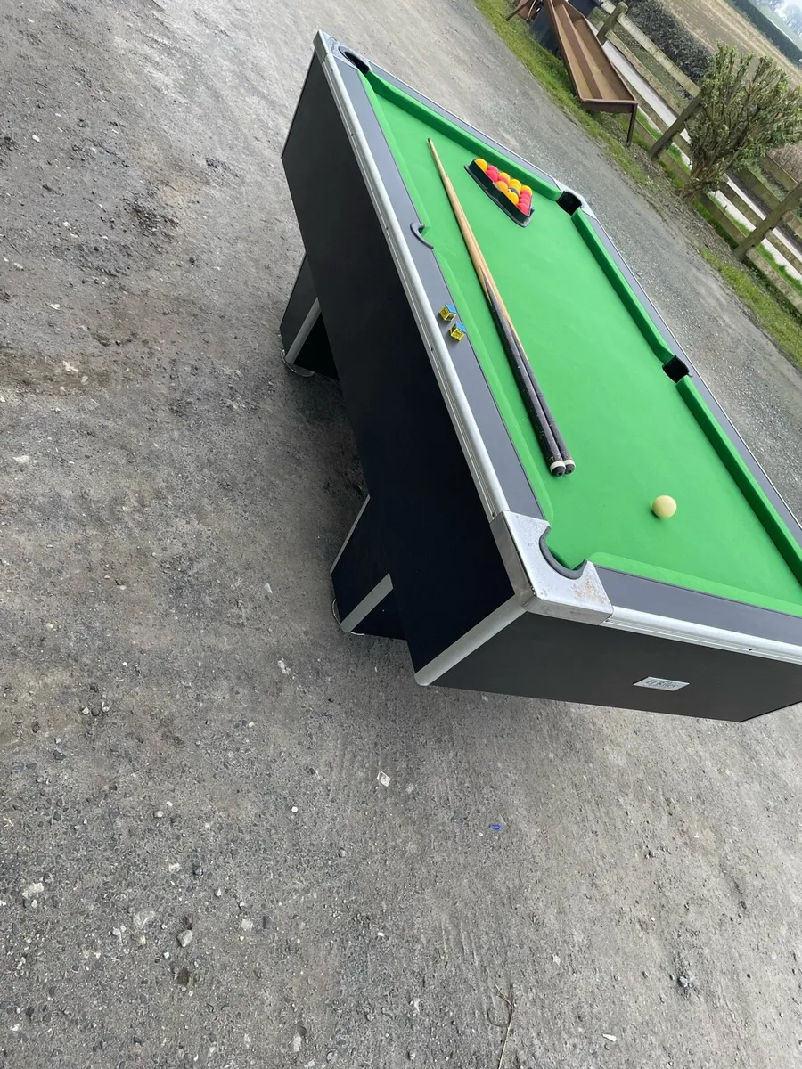 Pool table - Image 1