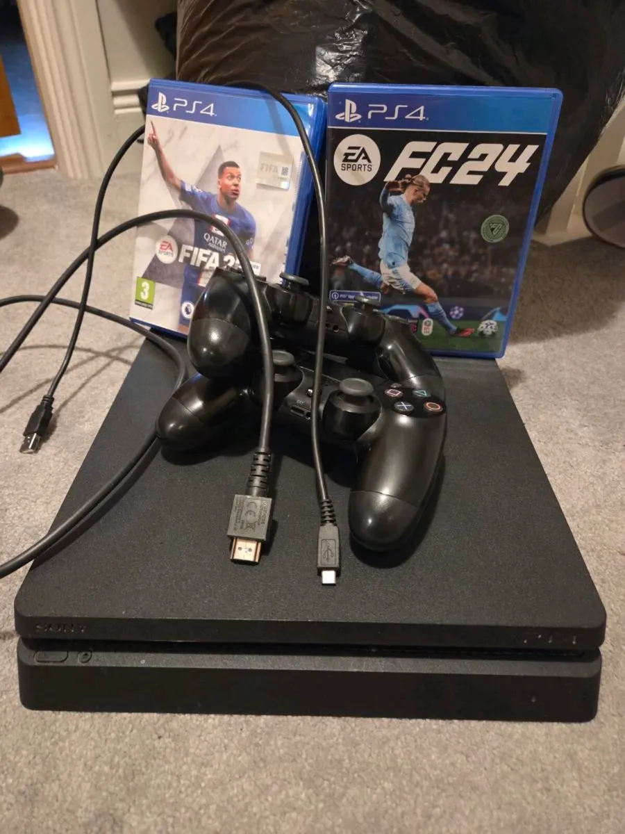 PlayStation 4 Slim + Controllers + games