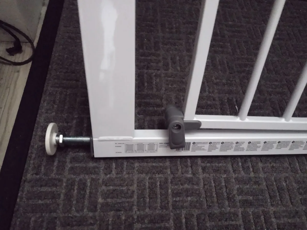 Brand new Safety 1st stair/door gate - Image 4