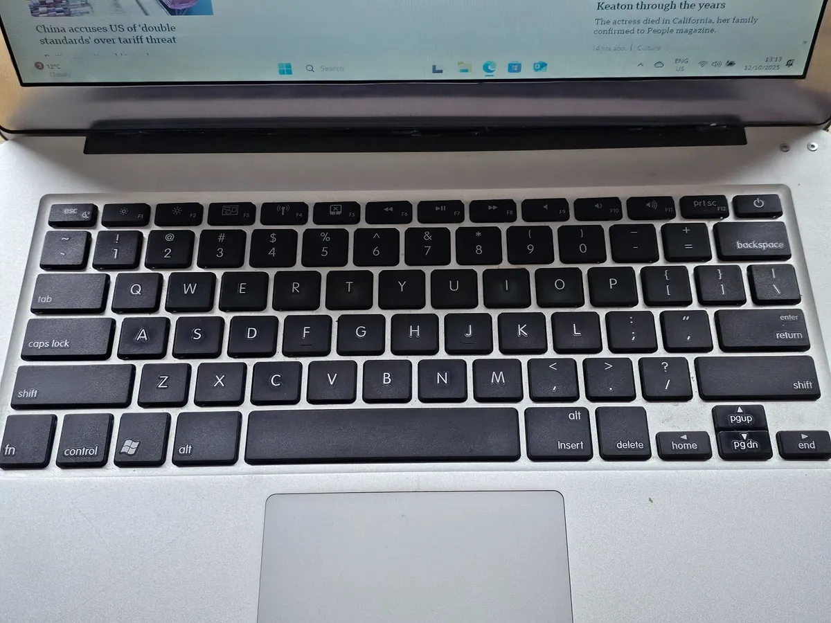 Laptop 13.5" Intel core i3 Windows 11 Pro Ultraboo - Image 2