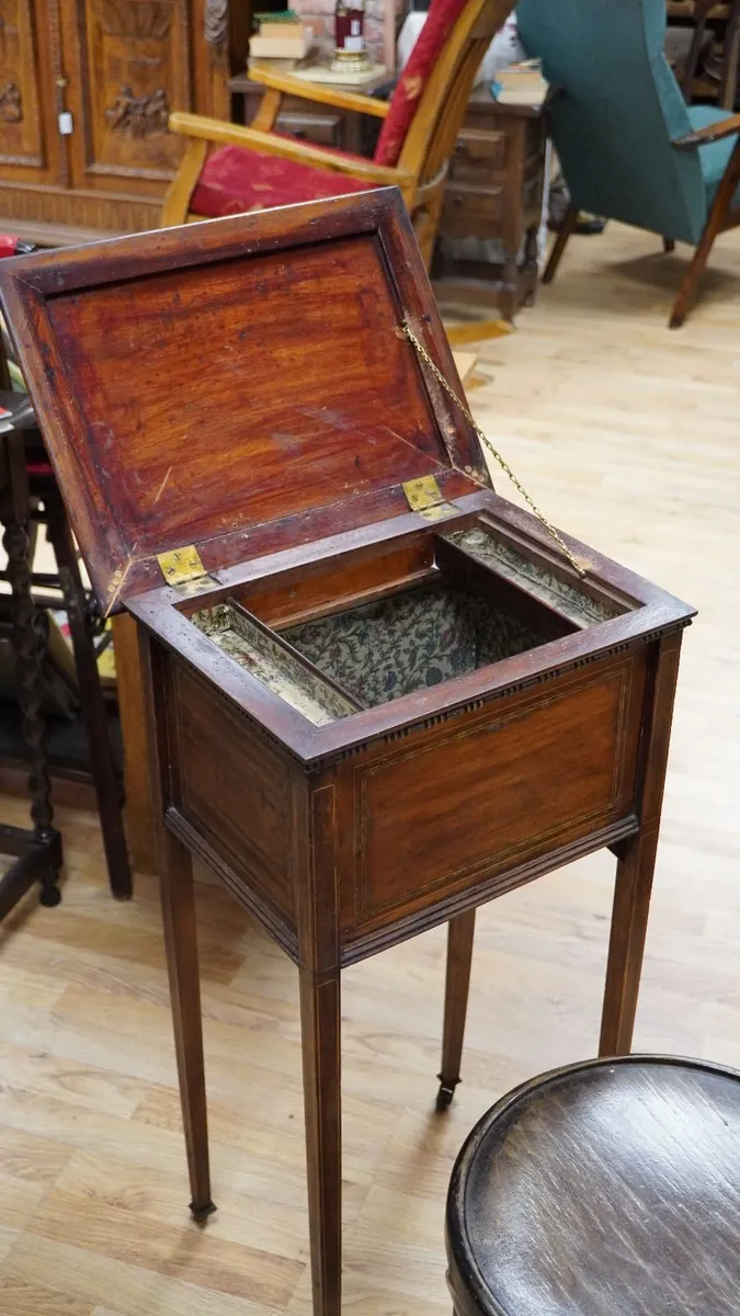 Elegant Small Antique Hepplewhite-style Work Table - Image 3