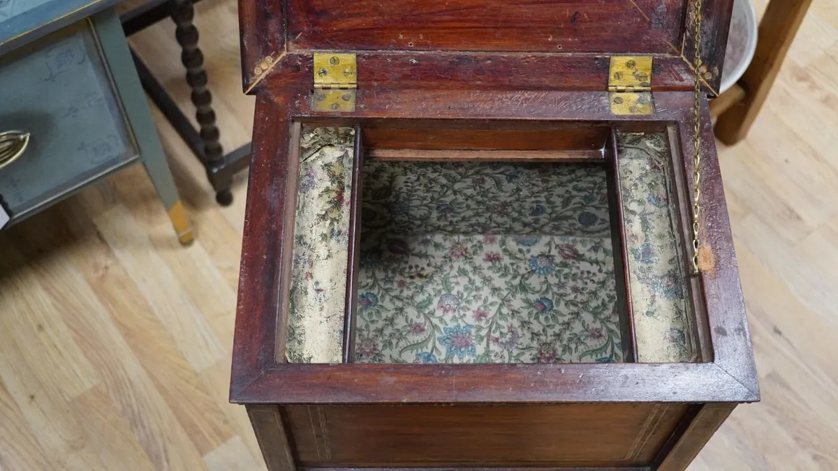 Elegant Small Antique Hepplewhite-style Work Table - Image 4