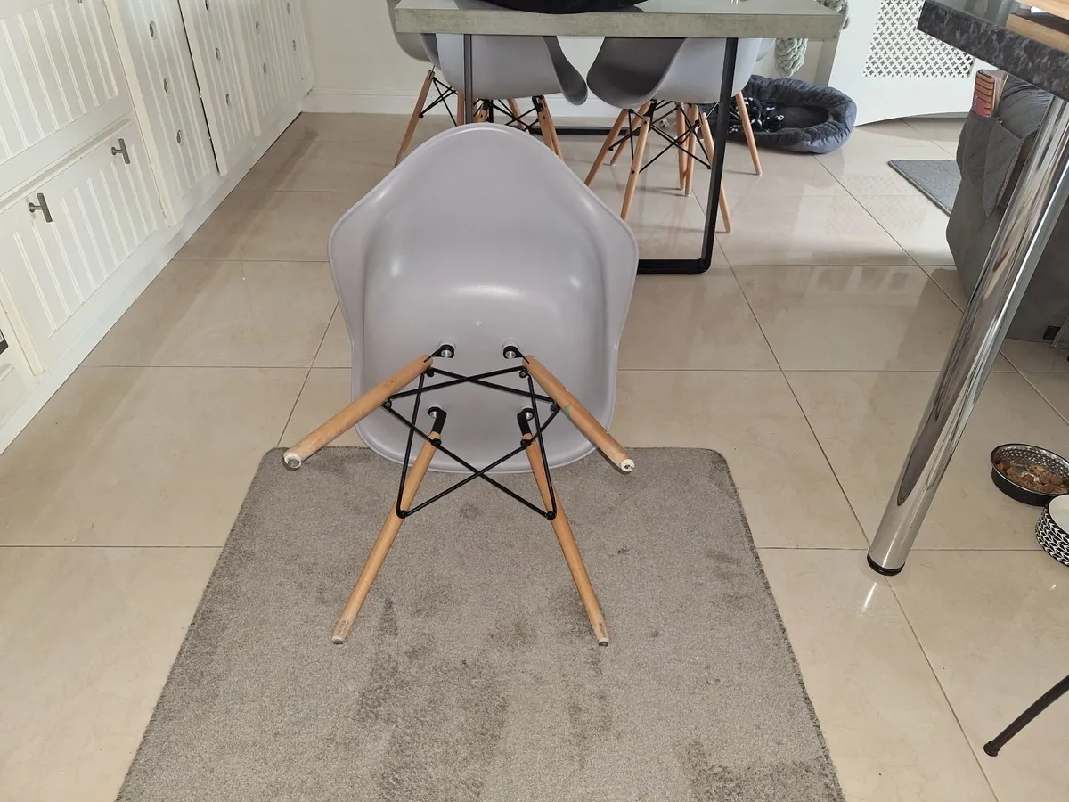 4 Dining room chairs - Image 1