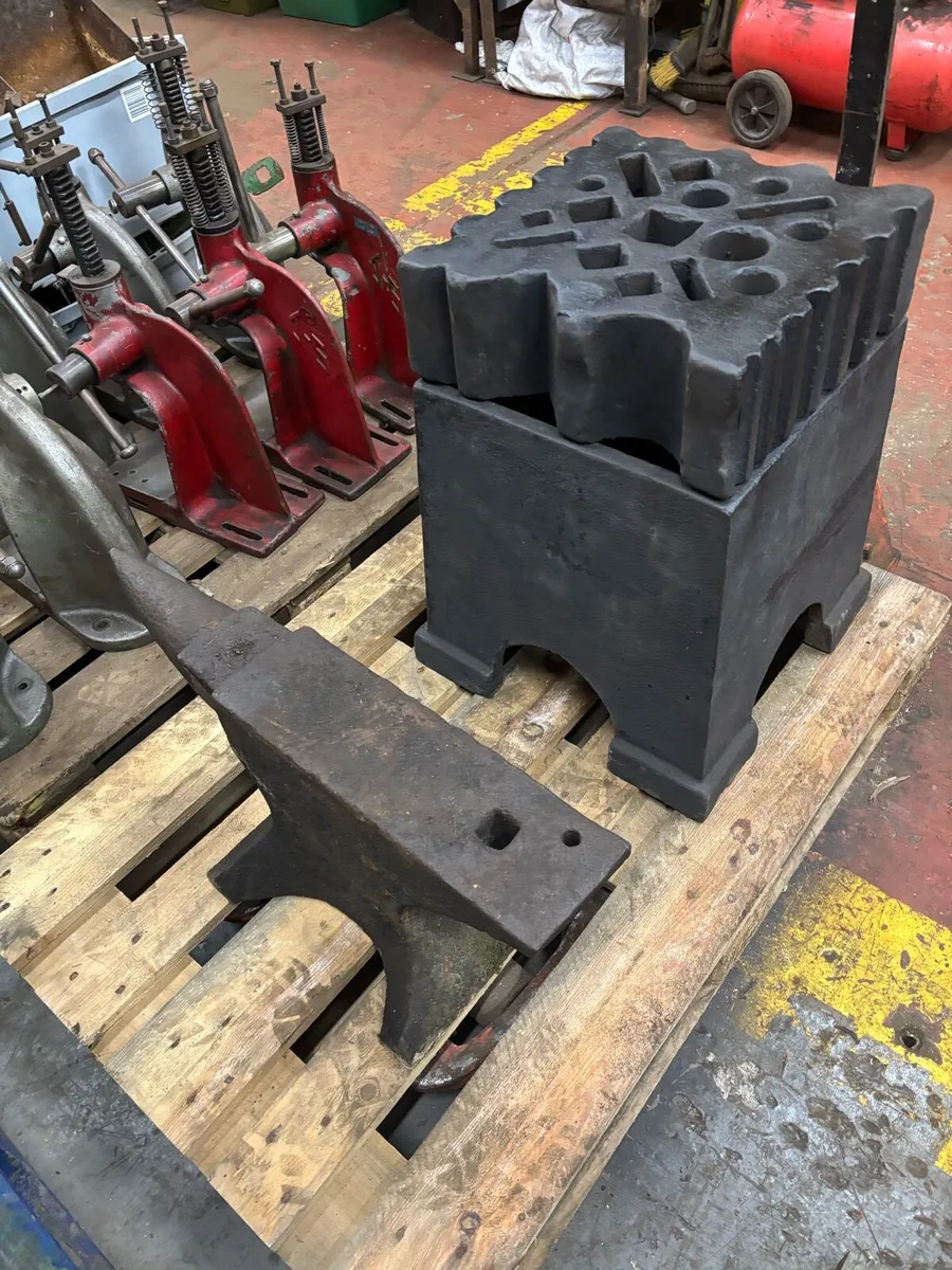 Peter wright & British Anvils - Image 2