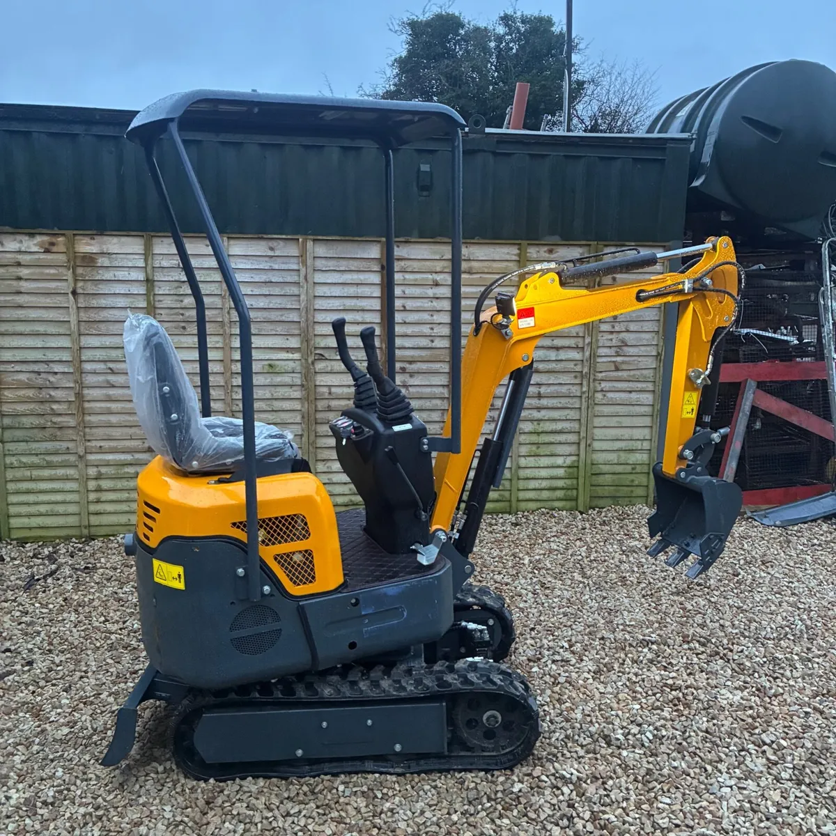 New mini digger - Image 3