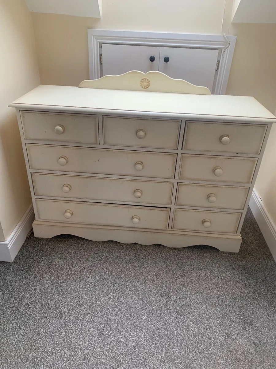 Chest of drawers