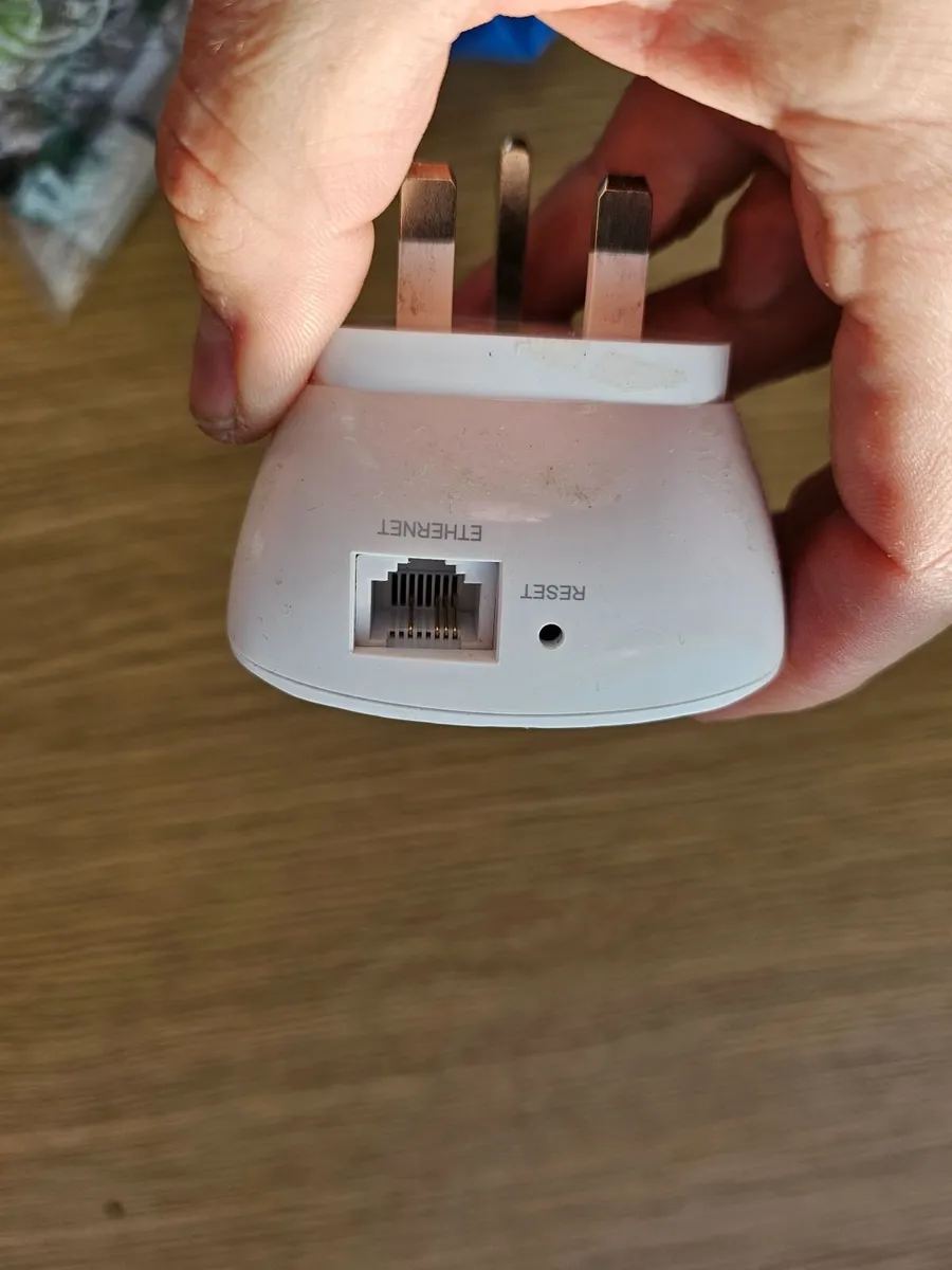 TP-Link RE220 WiFi Extender Booster Range Repeater - Image 2
