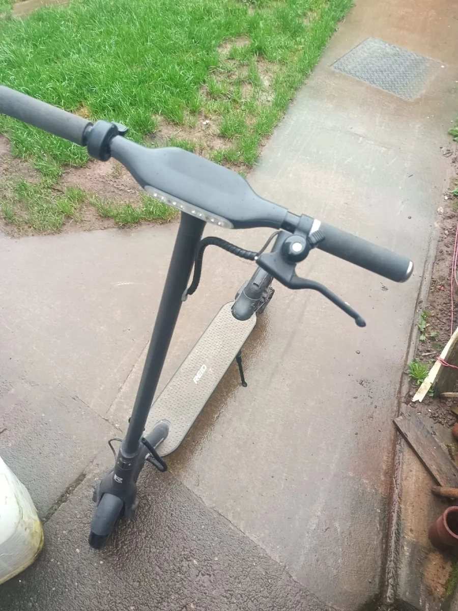Reid E4 Electric Scooter - Image 2