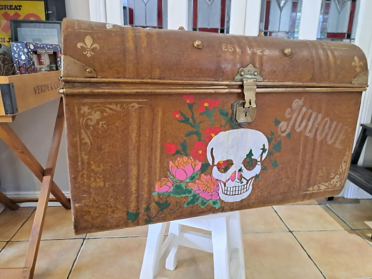 1940s, 50s metal storage trunk - Image 4