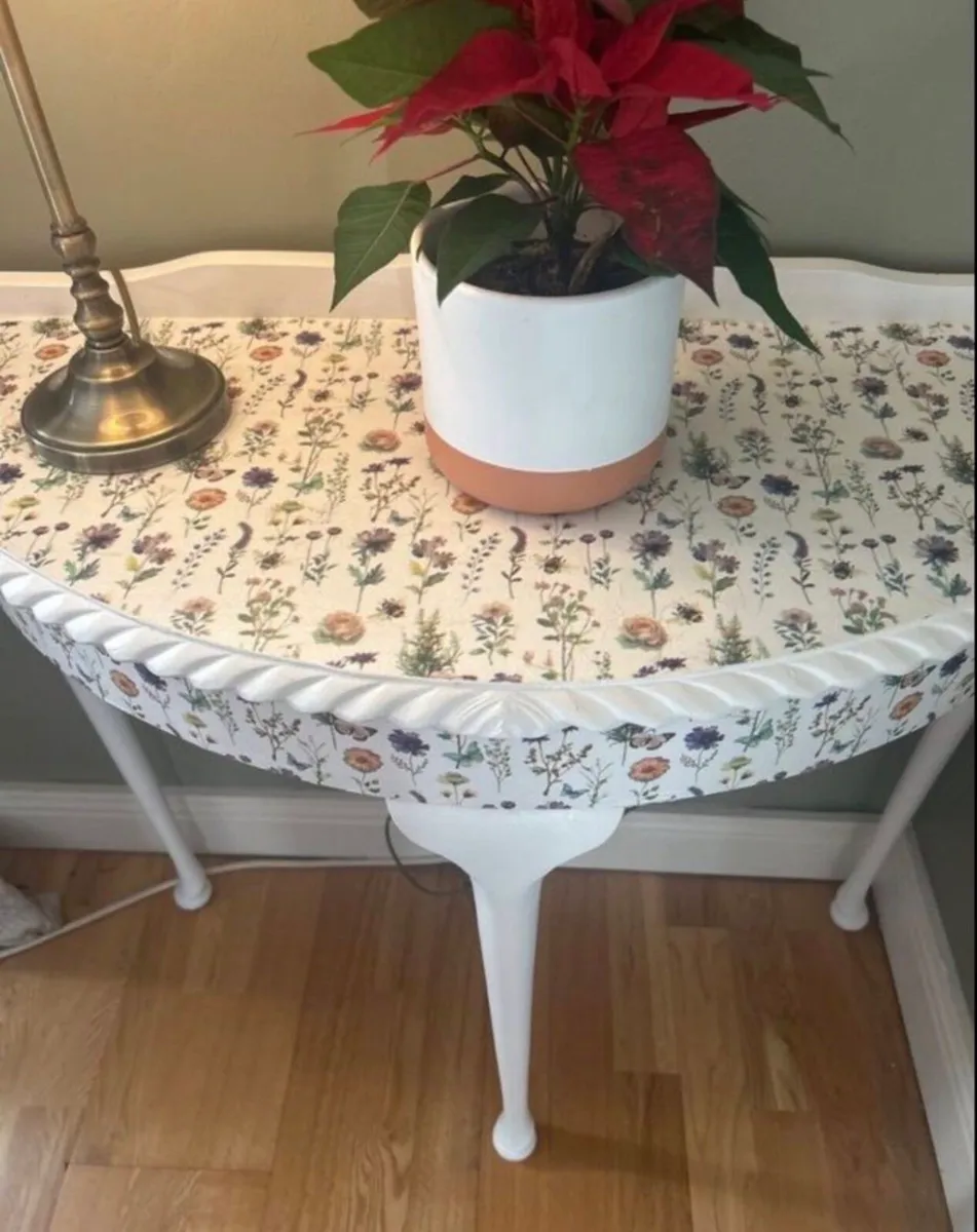 Unique floral decorative table - Image 3