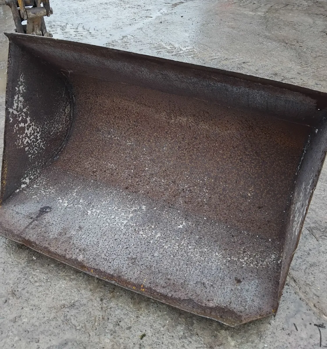 Tractor bucket with tanco brackets - Image 1