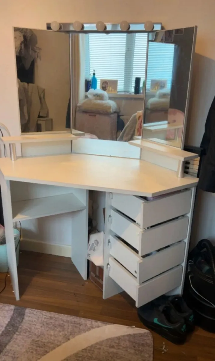 Vanity table - Image 1