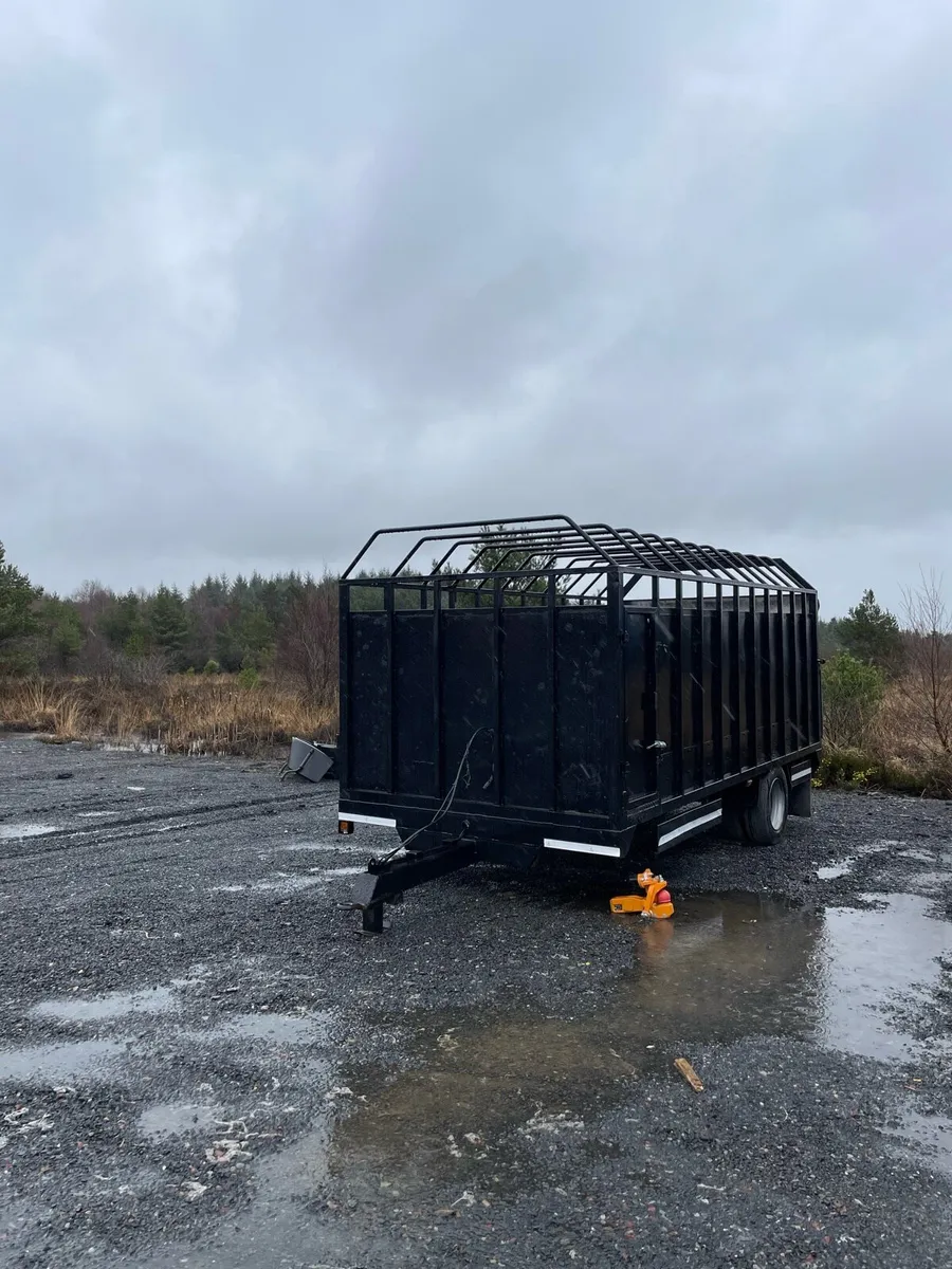 Cattle trailer for tractor - Image 1