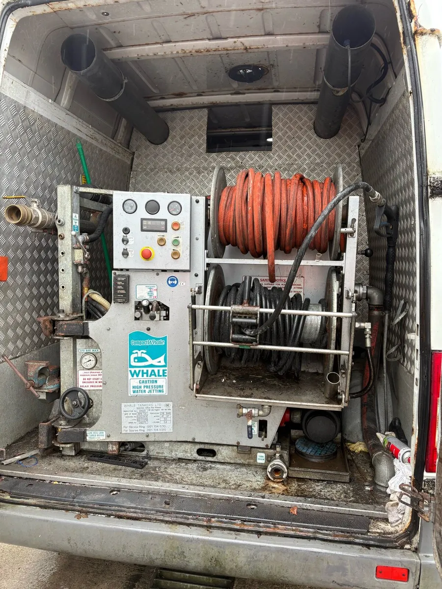 Van with wash unit - Image 3