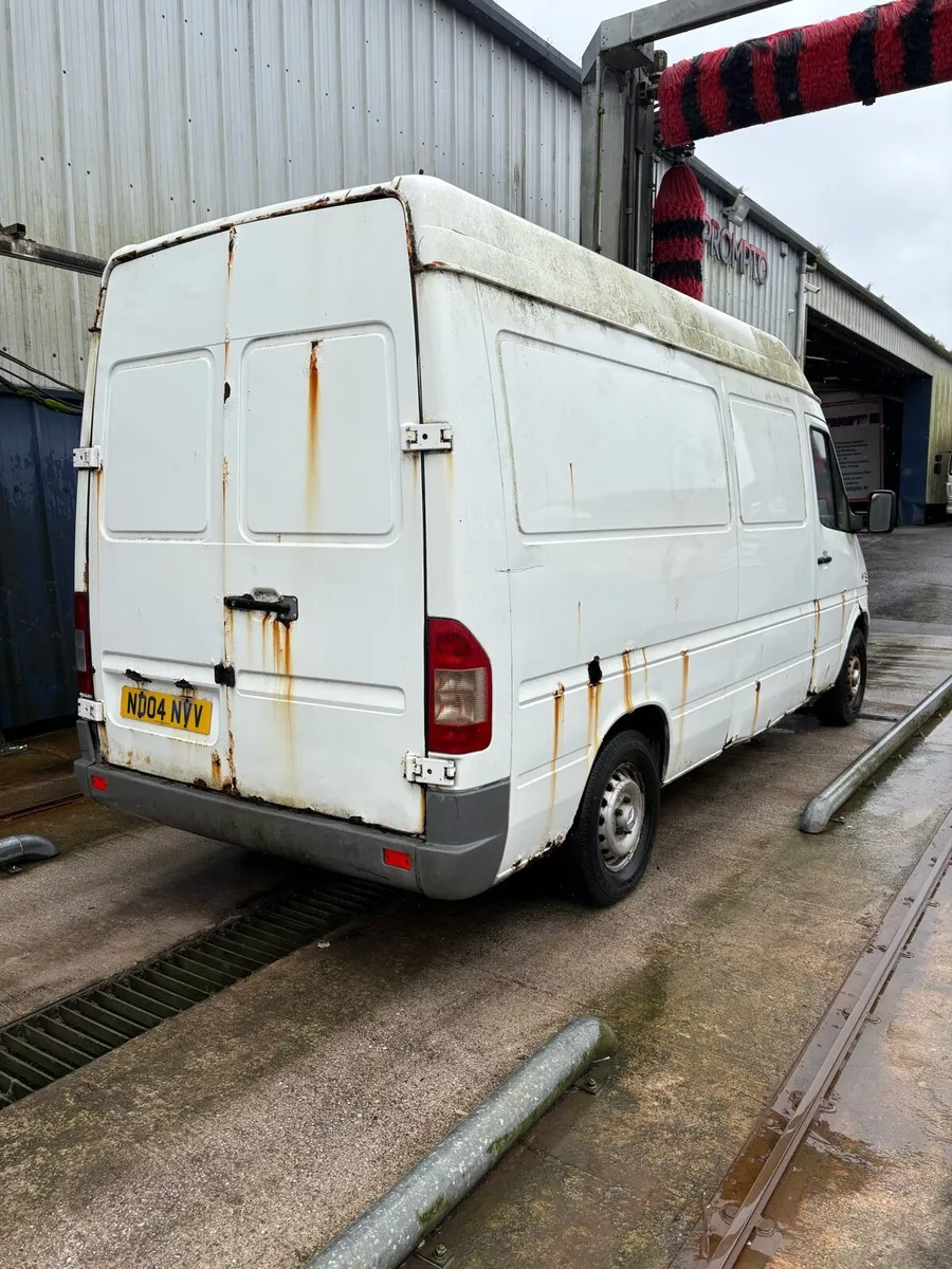 Van with wash unit - Image 4