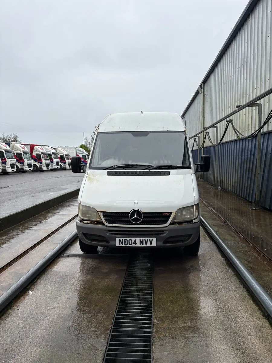 Van with wash unit - Image 1