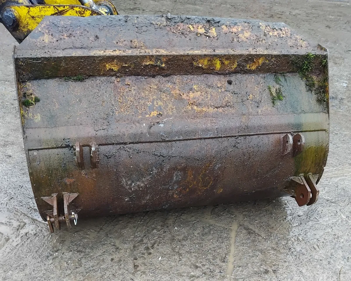 Tractor bucket with tanco brackets - Image 2