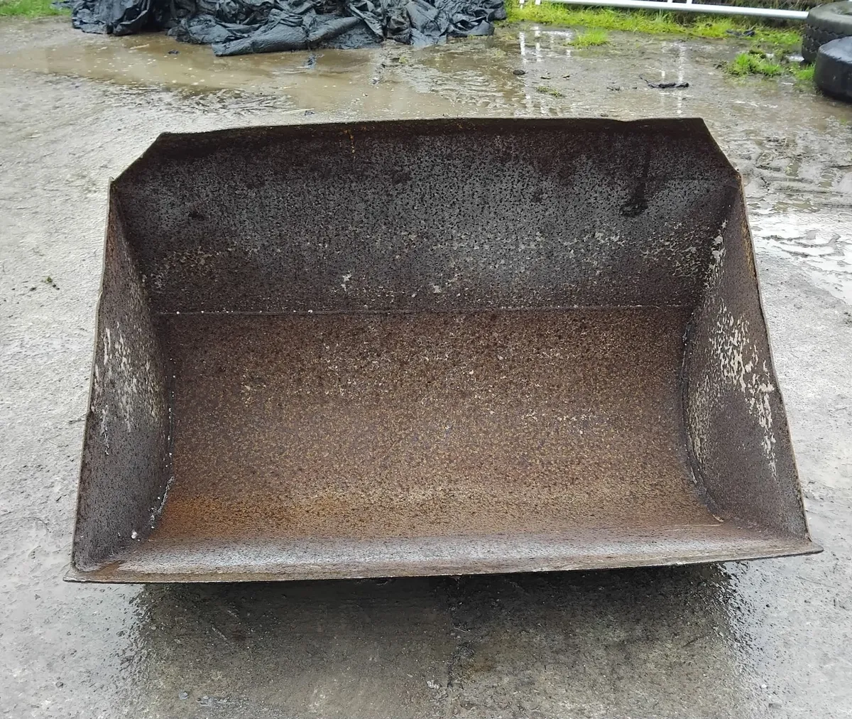 Tractor bucket with tanco brackets - Image 4