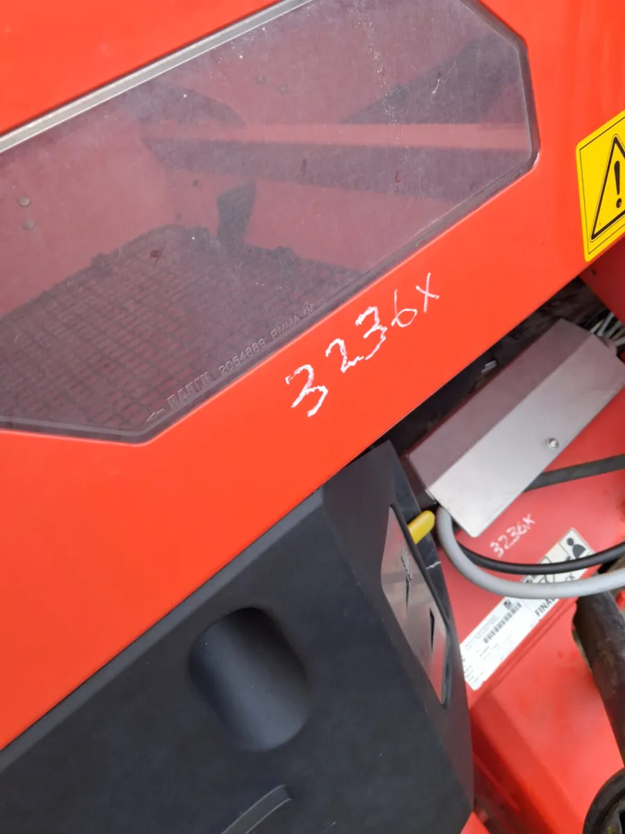 RAUCH AXIS 30.2 EMC V8 Fertiliser Spreader (3236X) - Image 3