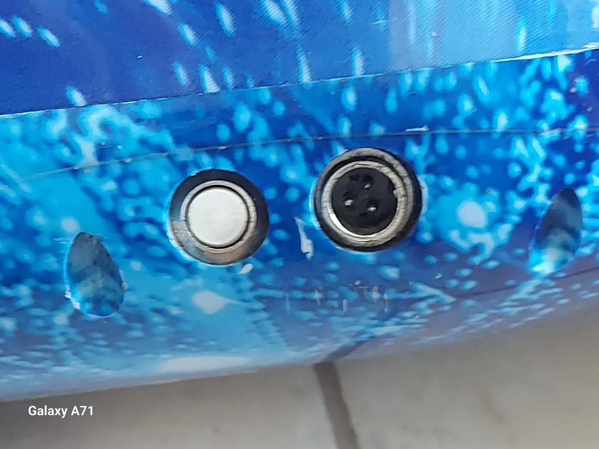 Hoverboard, No charger, Has some charge, powers on - Image 4
