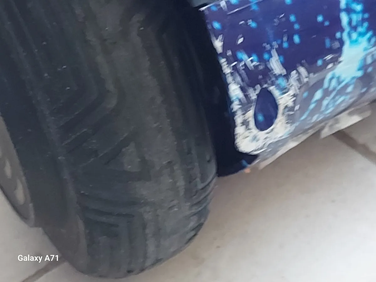 Hoverboard with Bluetooth, has charge on it, - Image 4