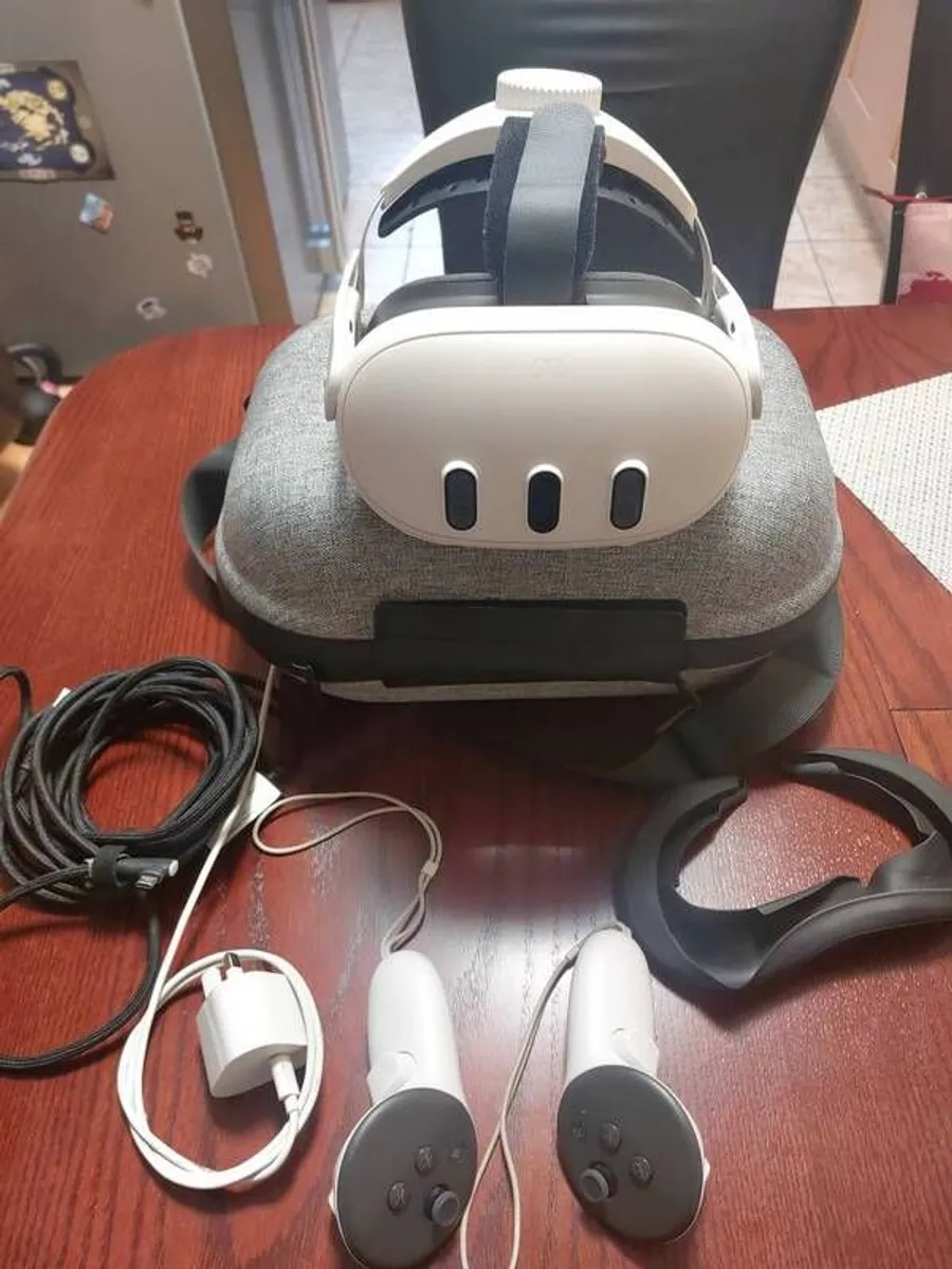 Meta Quest 3 128GB Bundle, Pristine plus BOBOVR C3 & PC Link - Image 1