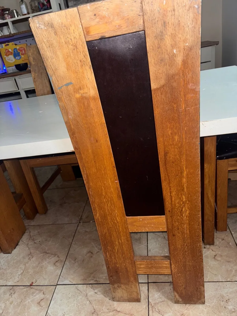 Table and chairs - Image 4