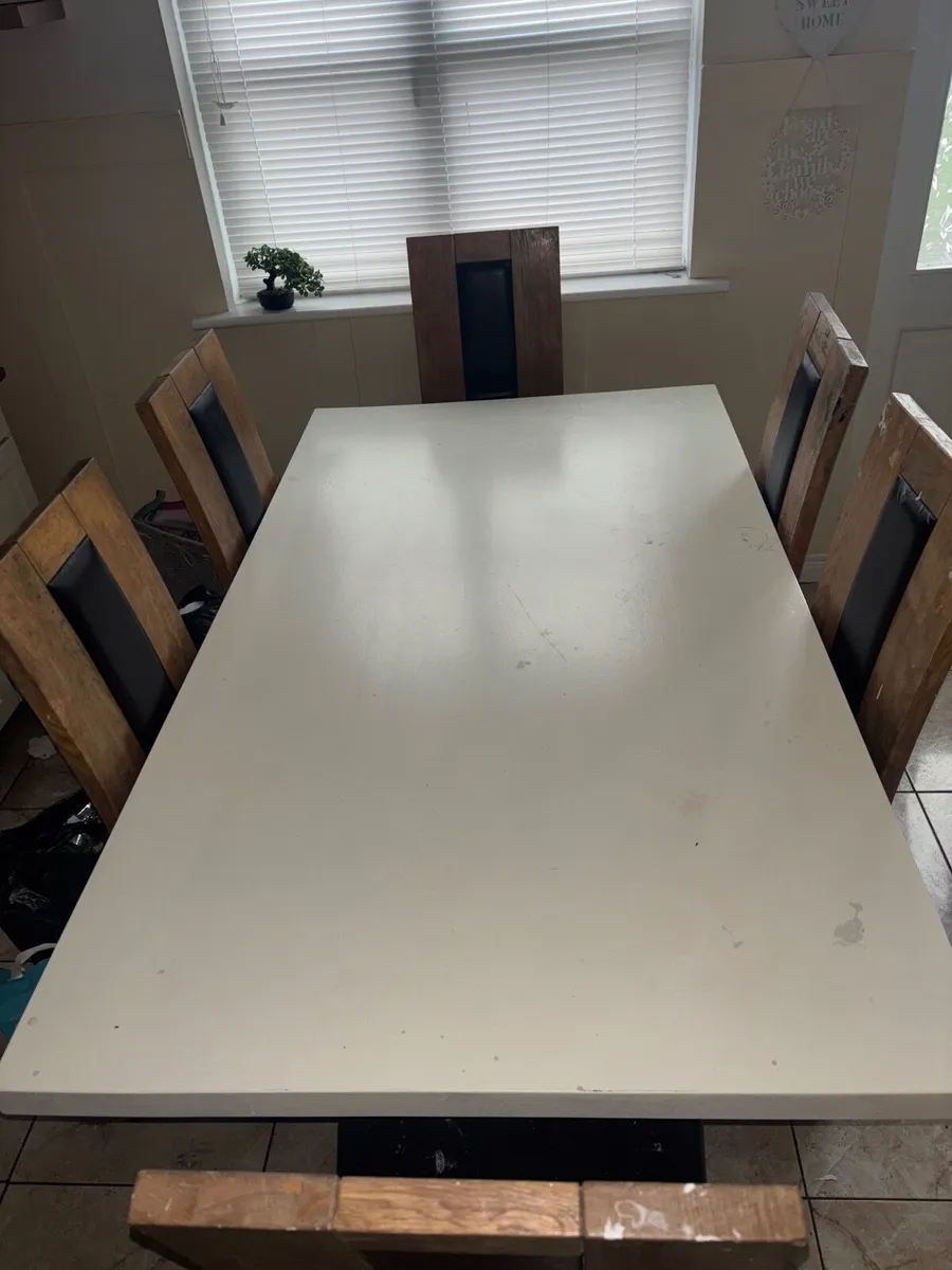 Table and chairs - Image 2